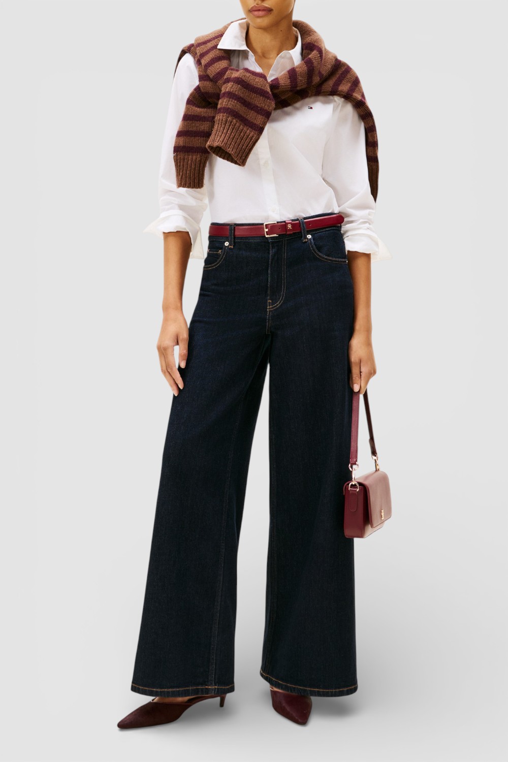 תמונת כל הלוק של חולצה מכופתרת